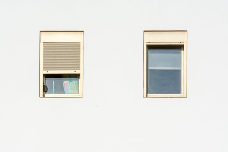 Vorsatzrollo richtig planen: Sichtschutz, Wärmepuffer und weniger Lärm in Mietwohnung und Eigenheim