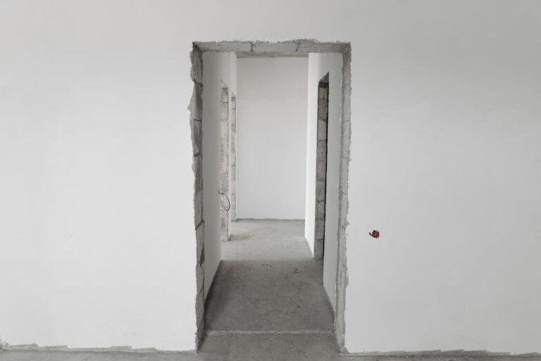 Wandfarbe im Mietvertrag: Streichen, Ausbessern, Übergabe ohne Stress