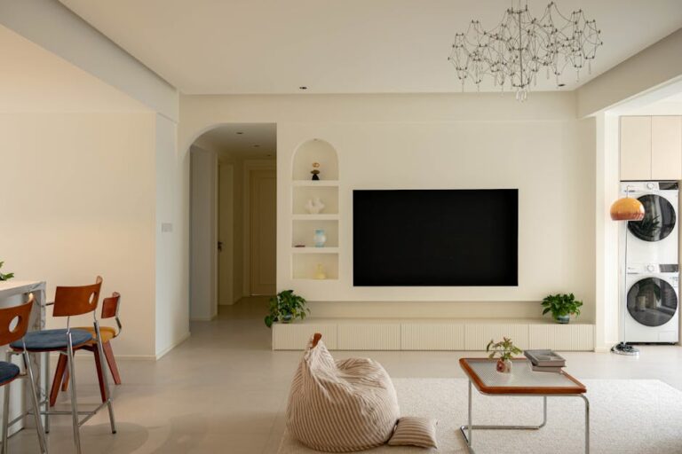 Strom und Kabel im Wohnzimmer sauber lösen: Steckdosen, Verlängerungen und TV-Wand ohne Kabelsalat