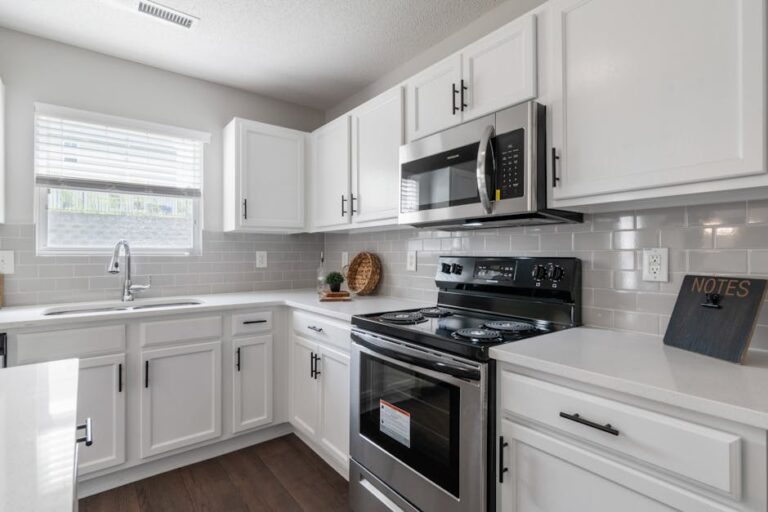 Küche ohne Oberschränke planen: mehr Luft, genug Stauraum und gutes Licht auf 6 bis 12 qm