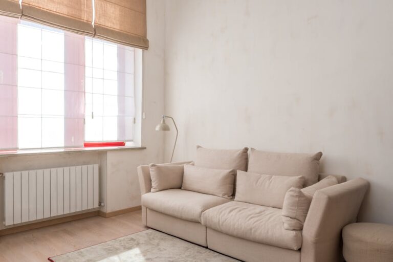 Sofa vor dem Fenster: So planen Sie Licht, Heizung und Laufwege ohne Zugluft und Blendeffekt