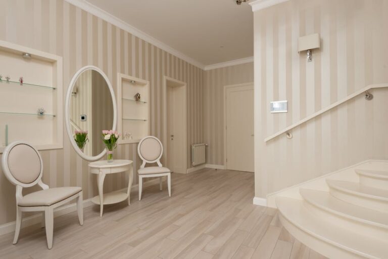 Schiefe Wände, viel Nutzen: Bilder, Regale und TV sicher an Trockenbau und Altbau befestigen