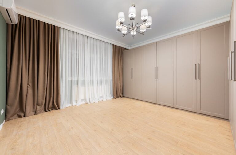 Sichtschutz im Wohnzimmer ohne Lichtverlust: Folien, Plissees und Vorhänge richtig kombinieren