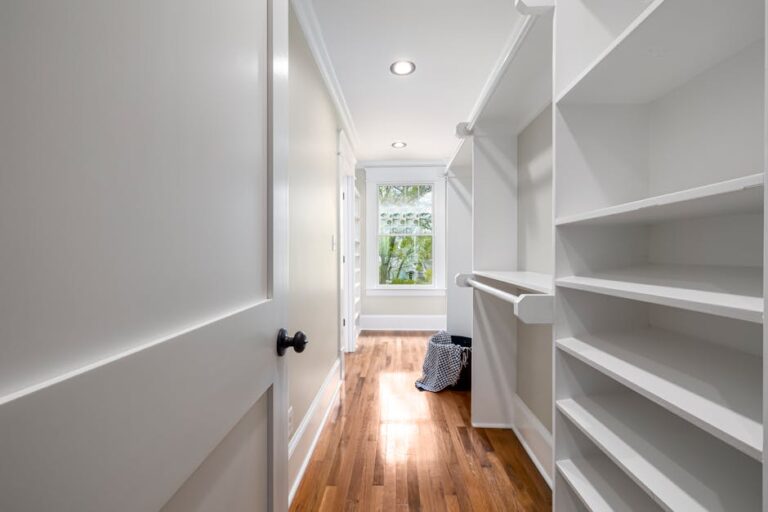 Einbauschrank in der Mietwohnung planen: Nischen, Dachschrägen und Türen ohne Ärger mit dem Vermieter