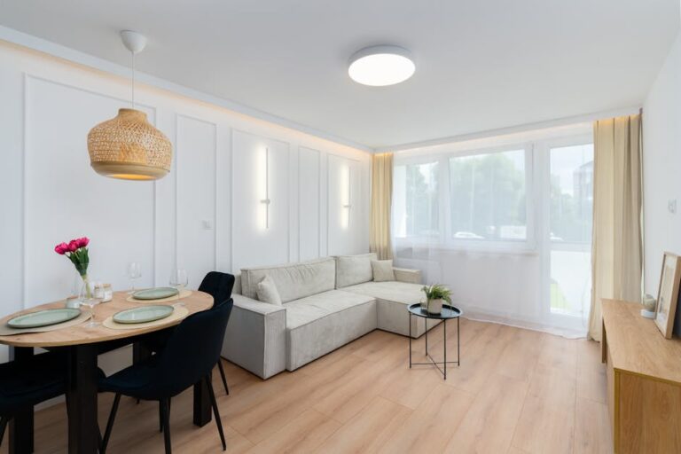 Runde Esstische im Alltag: Größe, Abstand, Stühle und Licht richtig planen (auch auf 10 bis 18 qm)