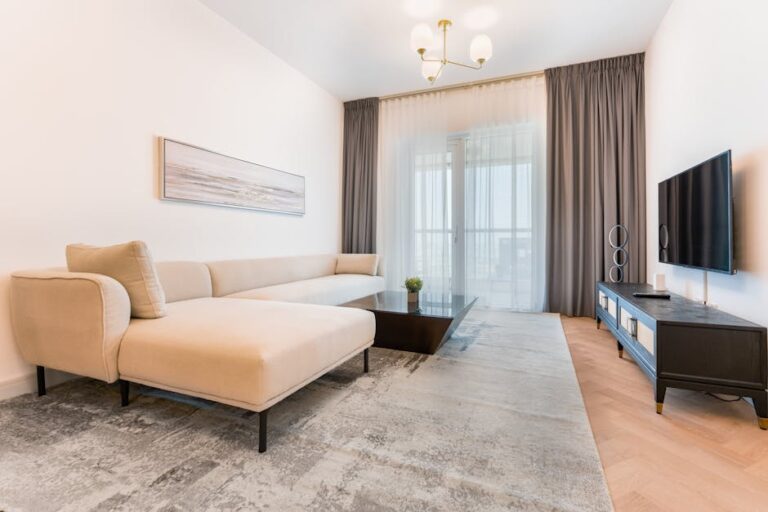 Rutschfeste Teppiche ohne Wellen: Unterlagen, Fixierung und Kantenlösungen für Mietwohnung und Altbau