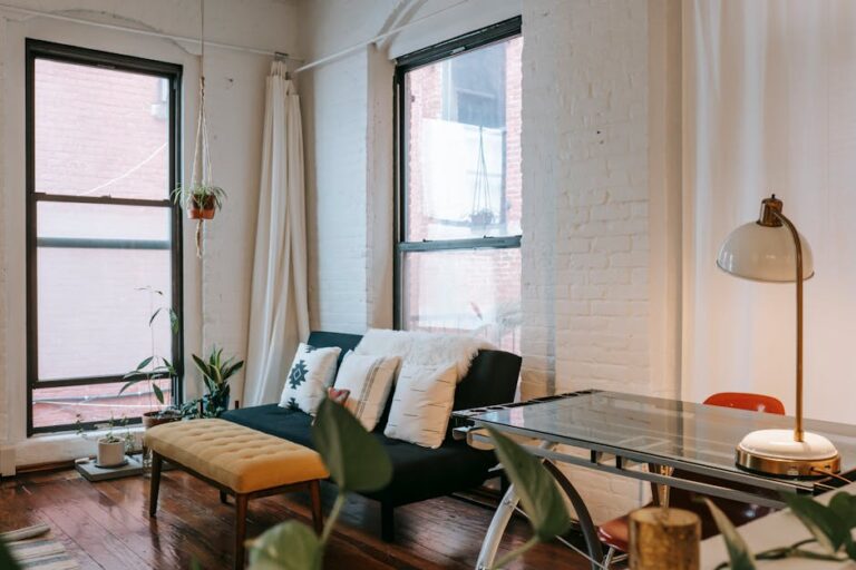 Sitzfenster einrichten: Fensterbank zum Lesen umbauen mit Stauraum, Polster und sicherer Befestigung