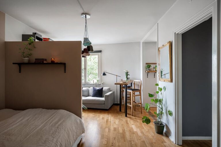 Raumteiler im Wohnzimmer: Zonen schaffen mit Regal, Vorhang oder Lamellenwand (ohne den Raum zu verbauen)