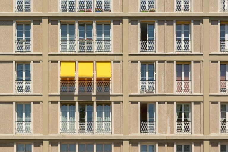Klemmmarkisen am Balkon: Schatten ohne Bohren, richtig messen, sicher montieren