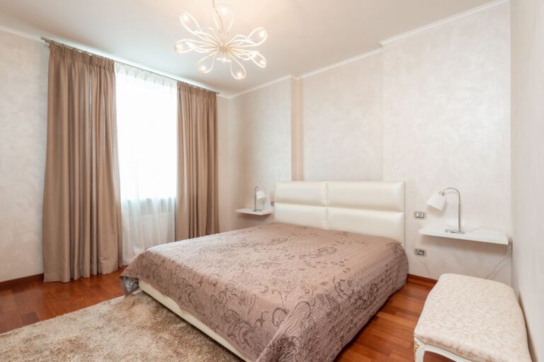 Schlafzimmer ohne Rollladen verdunkeln: 9 praxistaugliche Lösungen (mietfreundlich, ohne Bohren)
