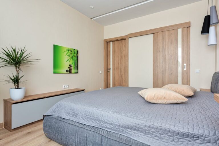 Schiebetür am Kleiderschrank nachrüsten: leise, platzsparend und sauber ausgerichtet (ohne Maßanfertigung)